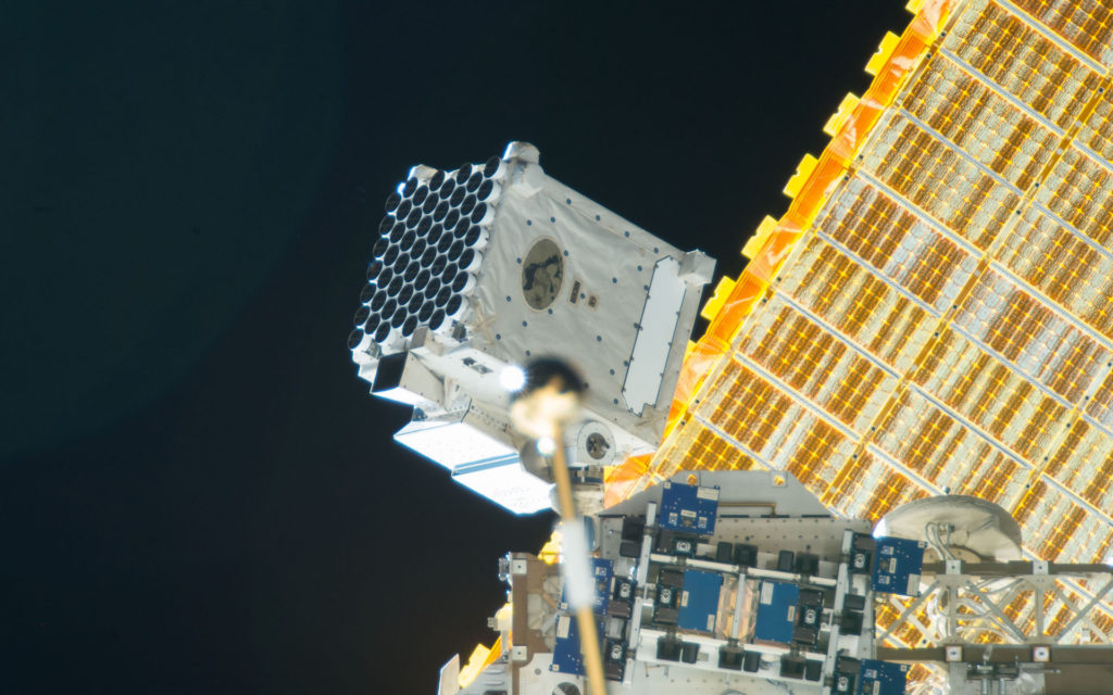L'instrument NICER à bord de l'ISS. // Source : Wikimedia/CC/Nasa (photo recadrée)