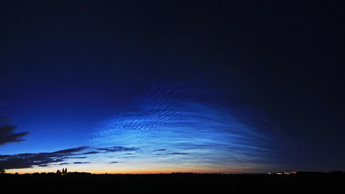 Des noctiluques photographiés le soir du 21 juin 2019. // Source : Simon Lericque (photo recadrée)