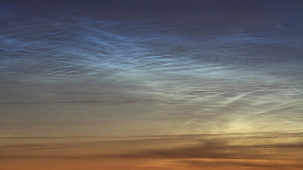 Des nuages noctiluques photographiés le matin du 18 juin 2019. // Source : Simon Lericque (photo recadrée)