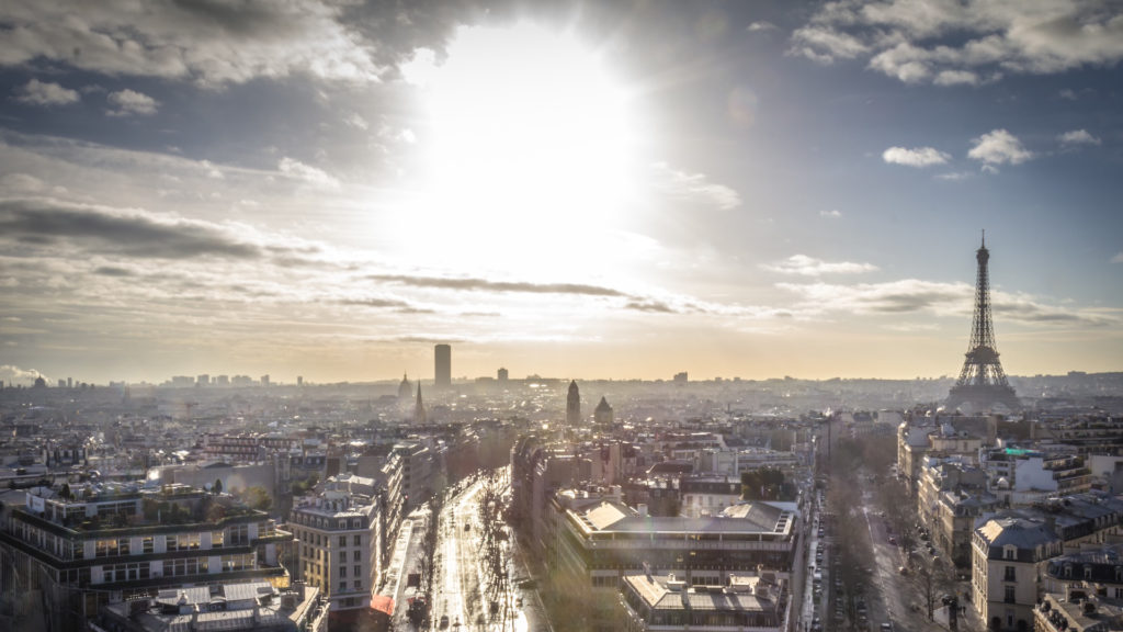 Le Soleil au dessus de Paris. // Source : Good Free Photos/Domaine public (photo recadrée)