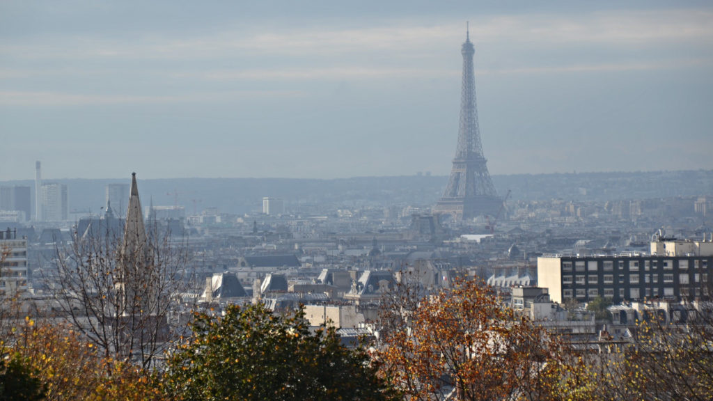 Paris sous la pollution. // Source : Flickr/CC/Jeanne Menjoulet (photo recardée)