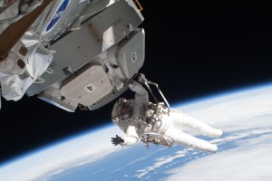 Un astronaute de l'ISS pendant une sortie. // Source : Pxhere (photo recadrée)