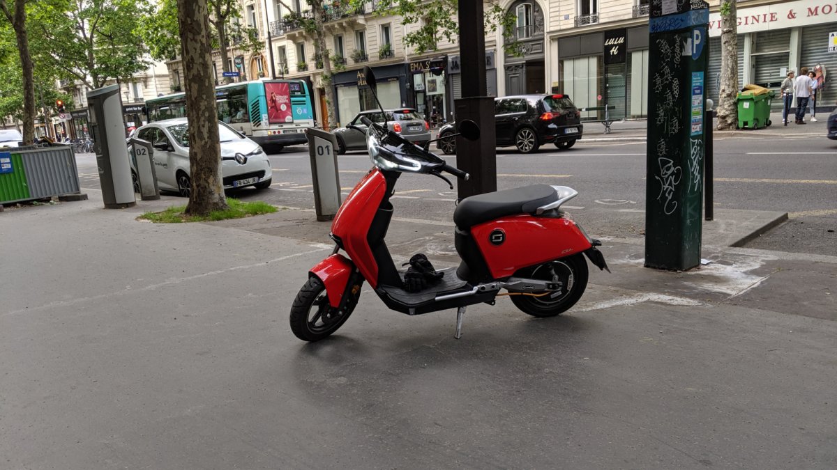 Scooter électrique Super Soco Cu-x // Source : Julien Cadot pour Numerama