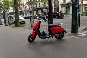 Scooter électrique Super Soco Cu-x // Source : Julien Cadot pour Numerama