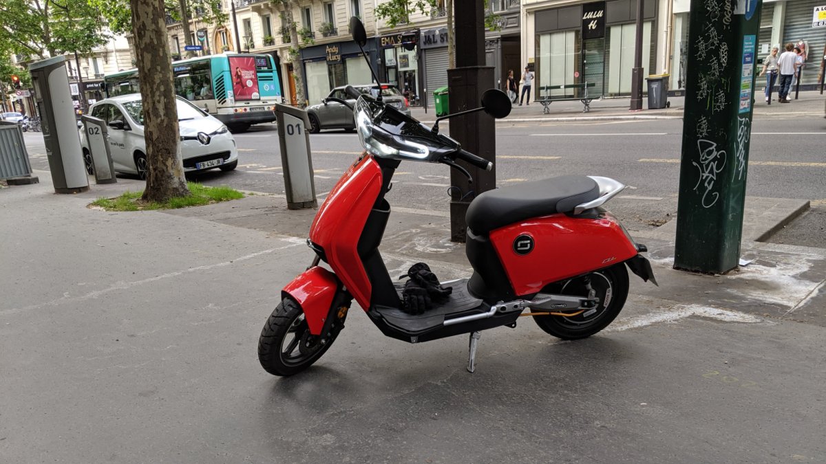 Scooter électrique Super Soco Cu-x // Source : Julien Cadot pour Numerama