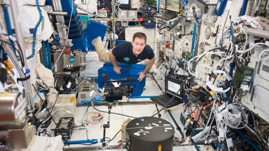 Thomas Pesquet à bord de l'ISS. // Source : Wikimedia/CC/Nasa (photo recadrée) Thomas Pesquet à bord de l'ISS. // Source : Wikimedia/CC/Nasa (photo recadrée)