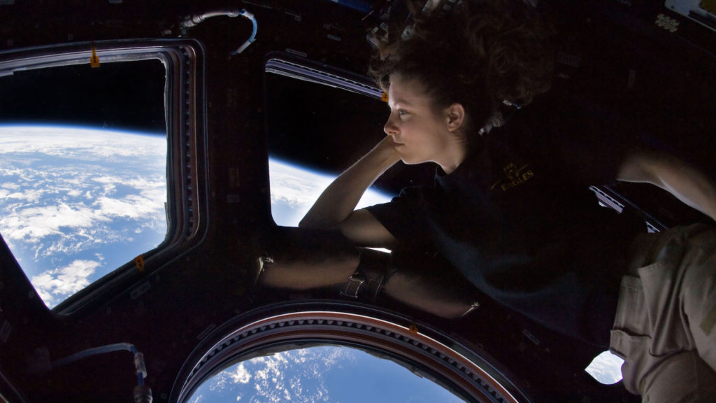 Un autoportrait de l'astronaute Tracy Caldwell dans l'ISS en 2010. // Source : Wikimedia/CC/NASA/Tracy Caldwell Dyson (photo recadrée)