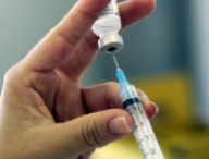 Une seringue contenant un vaccin. // Source : Flickr/CC/Pan American Health Organization (photo recadrée)