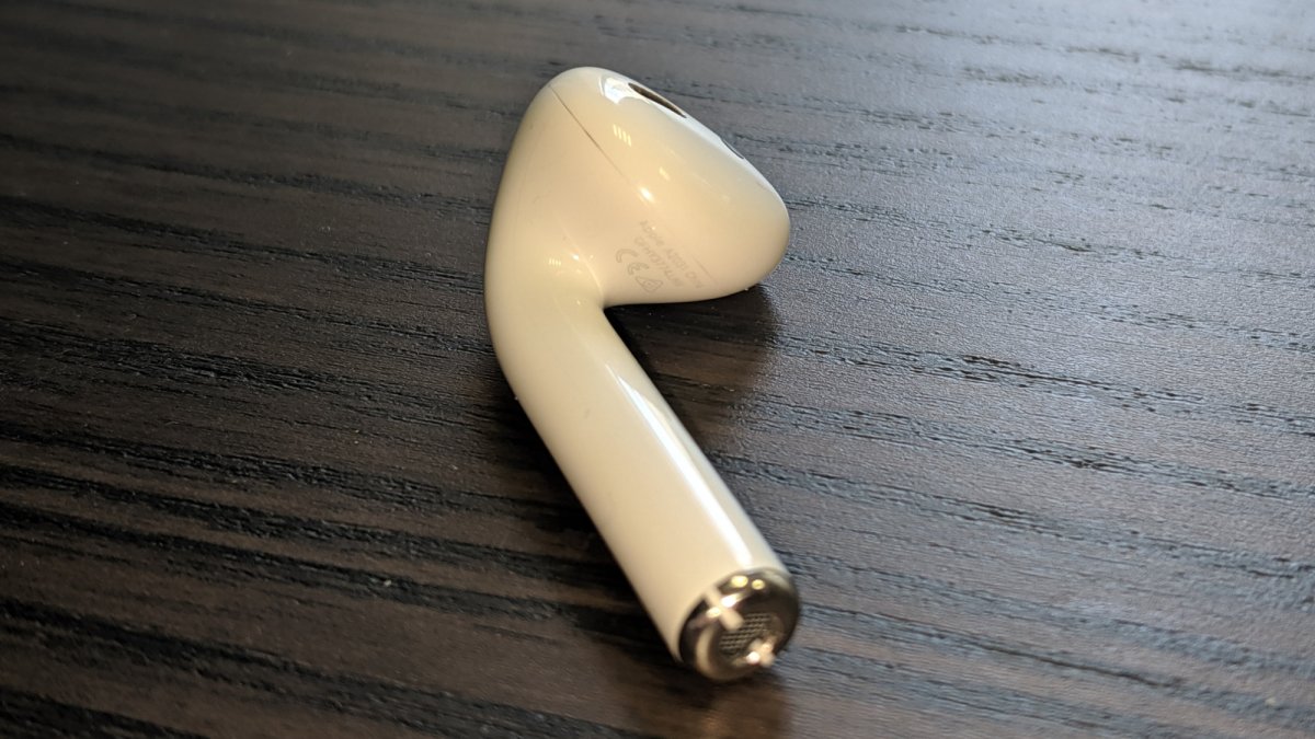 Une des oreillettes des AirPods 2 // Source : Numerama.