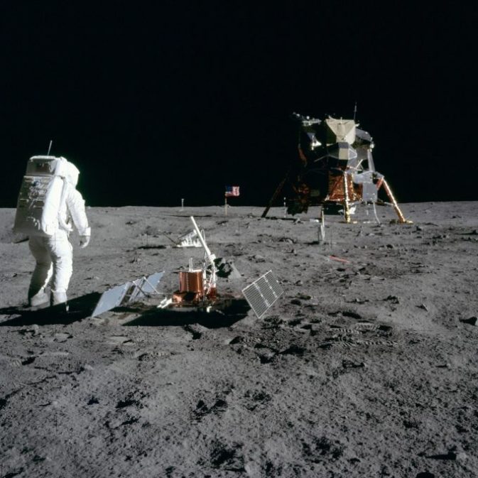 La base de la tranquillité est le site lunaire où atterri puis marché pour la première fois sur un corps céleste au-delà de la Terre.