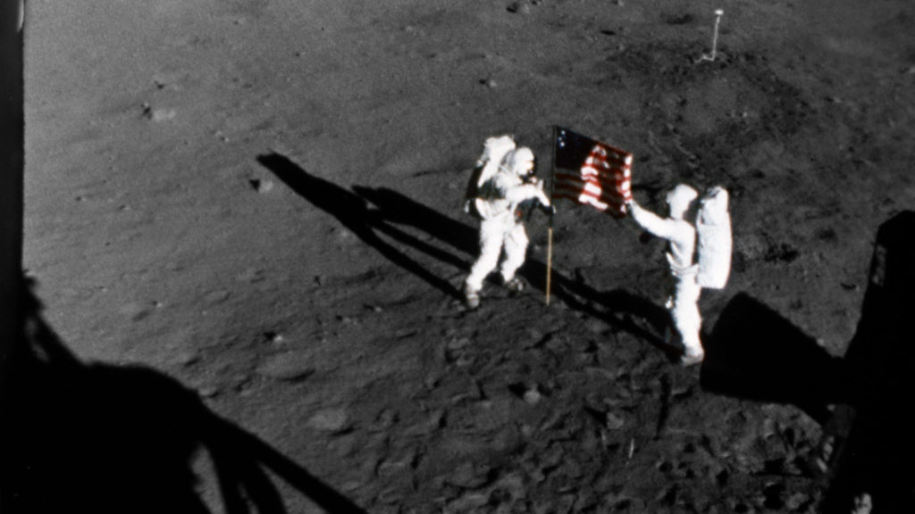 Buzz Aldrin et Niel Armstrong déploient le drapeau. // Source : Flickr/CC/Nasa Jonhson (photo recadrée)