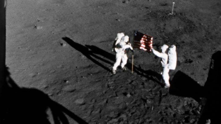 Buzz Aldrin et Niel Armstrong déploient le drapeau. // Source : Flickr/CC/Nasa Jonhson (photo recadrée)