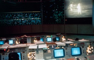 Le centre de contrôle de mission en 1969. // Source : Flickr/CC/Nasa Johnson (photo recadrée)