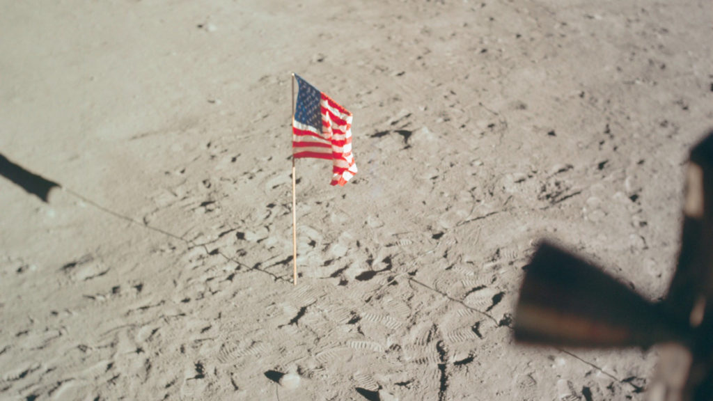 Les traces de pas et le drapeau pendant la mission Apollo 11. // Source : Flickr/CC/Nasa Johnson (photo recadrée)