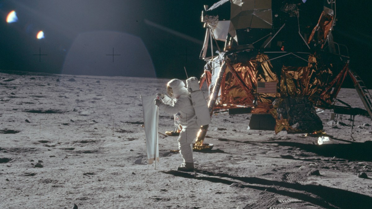 La première expérience scientifique réalisée sur la Lune. // Source : Flickr/CC/Project Apollo Archive (photo recadrée)