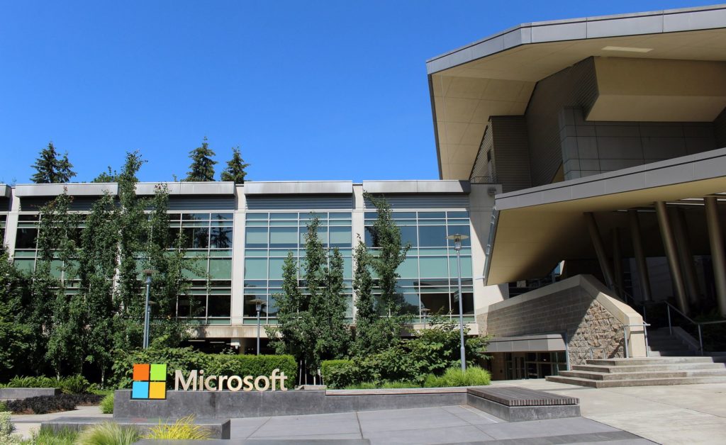 Depuis son rachat en Microsoft en 2011, Skype s'est éloigné du modèle P2P. // Source : Wikipédia Depuis son rachat en Microsoft en 2011, Skype s'est éloigné du modèle P2P. // Source : Wikipédia