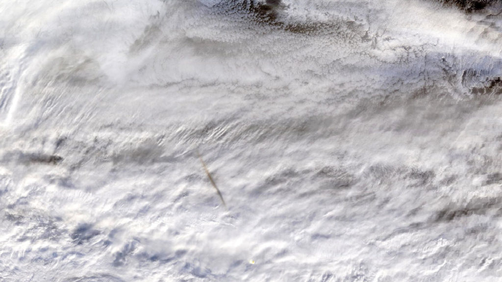 Les restes du météore qui s'est fragmenté au dessus de la mer de Bering. // Source : NASA/GSFC (photo recadrée)