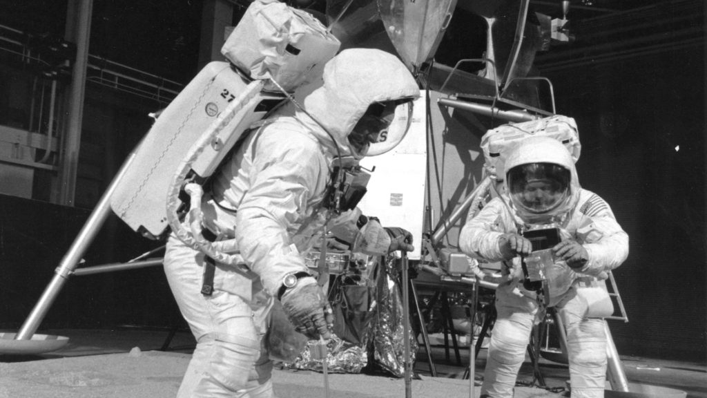 Buzz Aldrin et Neil Armstrong pendant un exercice en avril 1969. // Source : Wikimedia/CC/Nasa (photo recadrée)