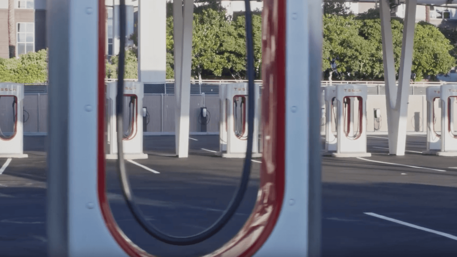 Superchargeurs V3 et panneaux solaires : la station Tesla de Las Vegas, une vision d'avenir pour l'électrique - Numerama