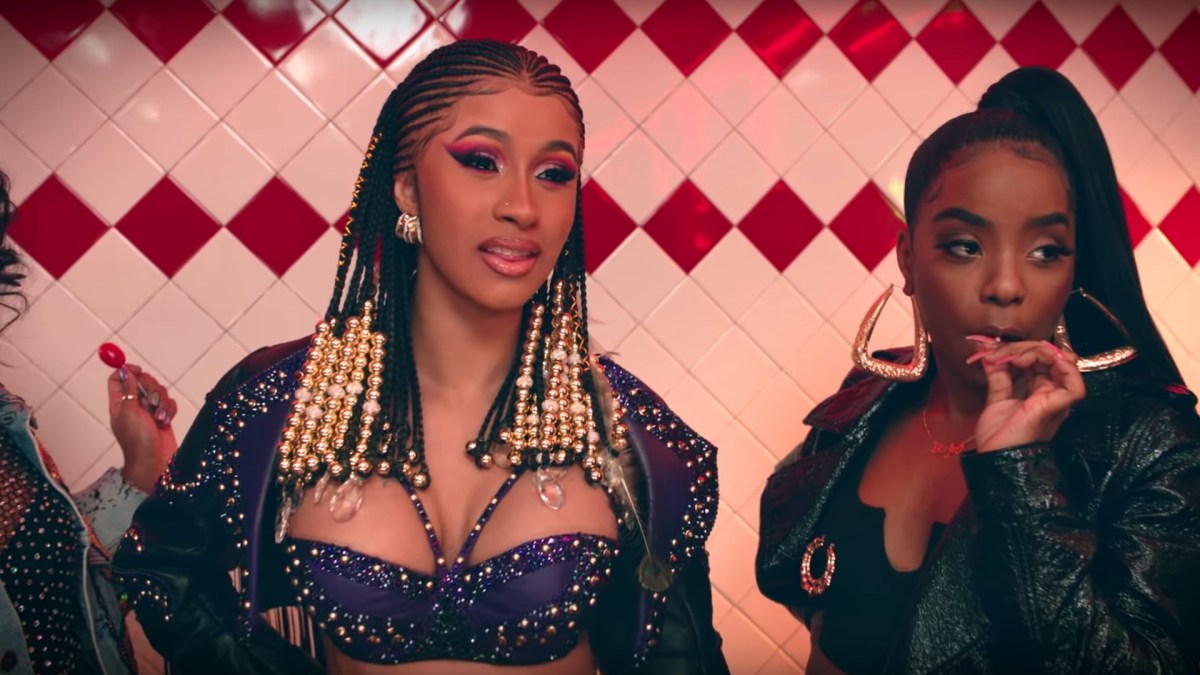 Cardi B dans un clip // Source : YouTube/Cardi B