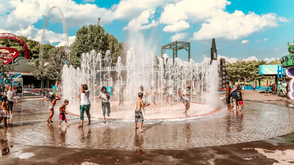 Des personnes se rafraichissent dans une fontaine. // Source : Pexels (photo recadrée)