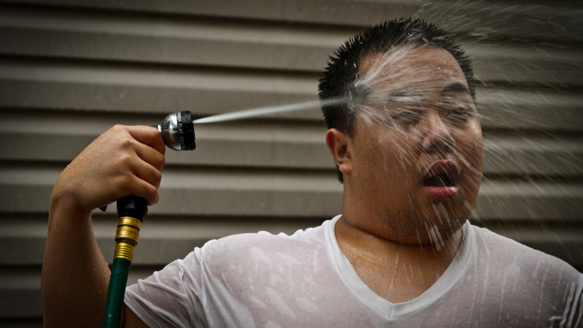 Un homme en train de se rafraichir pendant une vague de chaleur. // Source : Wikimedia/CC/Instant Vantage (photo recadrée)