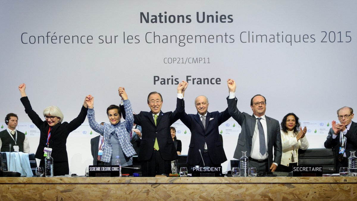 La séance pleinière de la COP21. // Source : Flickr/Domaine public/Arnaud Bouissou - MEDDE / SG COP21 (photo recadrée)