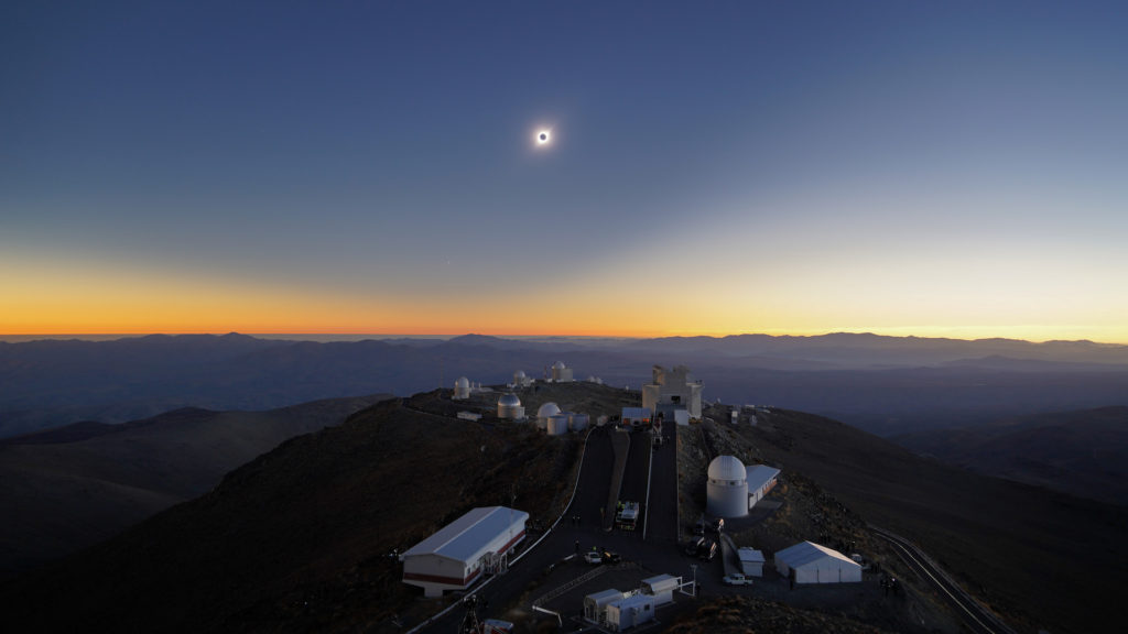 L'éclipse solaire totale au dessus de l'Observatoire de La Silla. // Source : ESO/R. Lucchesi (photo recadrée)