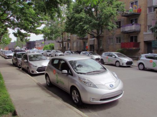 Des voitures électriques en libre partage // Source : Wikimedia/JasonVogel