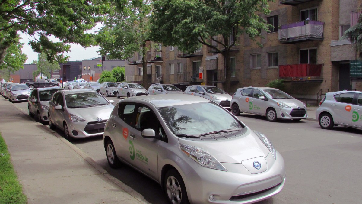 Des voitures électriques en libre partage // Source : Wikimedia/JasonVogel