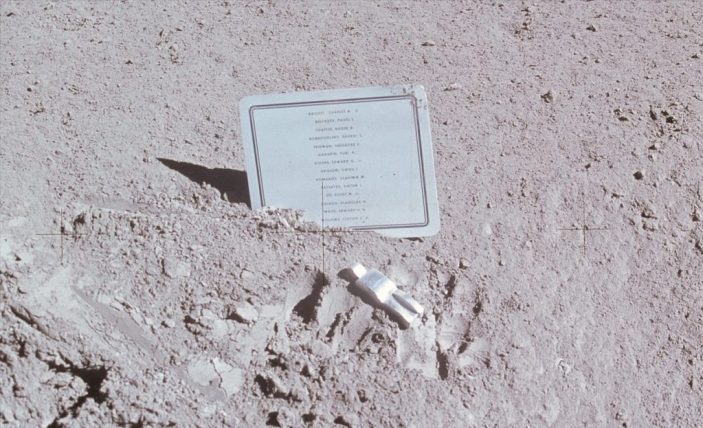 Plaque commémorative laissée sur la Lune durant Apollo 15 en 1971, pour rendre hommage aux astronautes décédés. // Source : Nasa