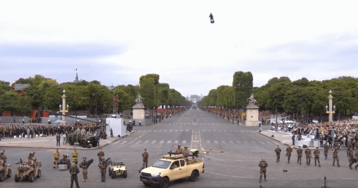 Franky Zappata a survolé la Concorde sur son Flyboard Air, lors du défilé, ce 14 juillet 2019. // Source : Capture vidéo Twitter @EmmanuelMacron