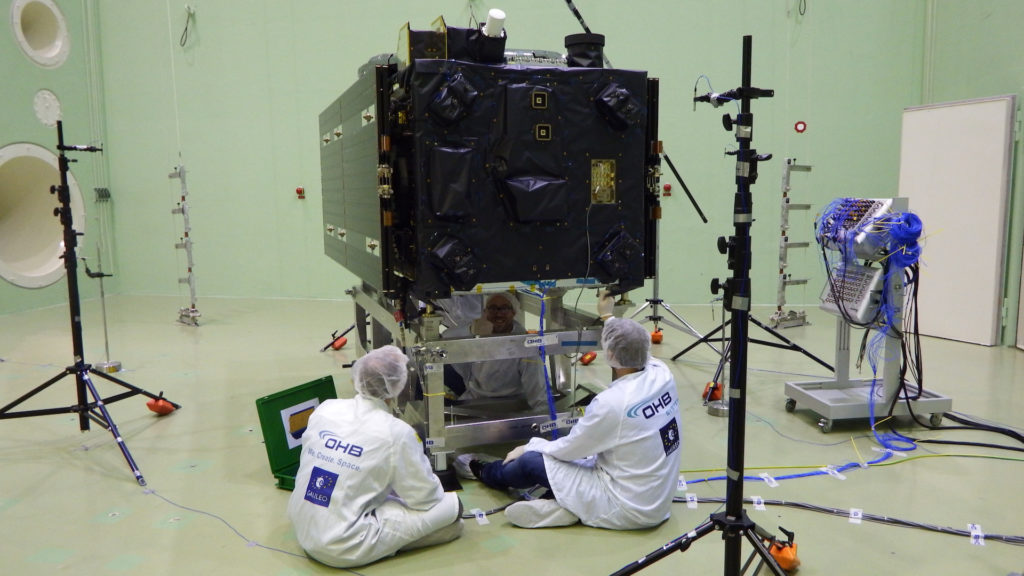 Des tests sur un satellite Galileo en 2017. // Source : ESA/OHB–S. Bury (photo recadrée)