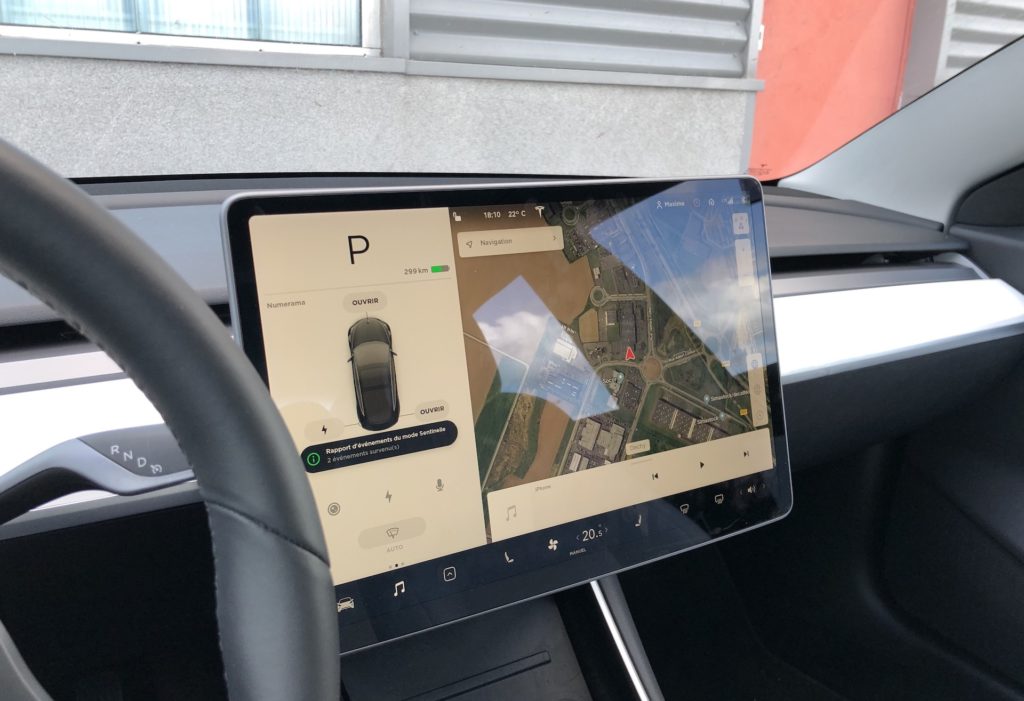 Écran de la Tesla Model 3 // Source : Numerama Écran de la Tesla Model 3 // Source : Numerama
