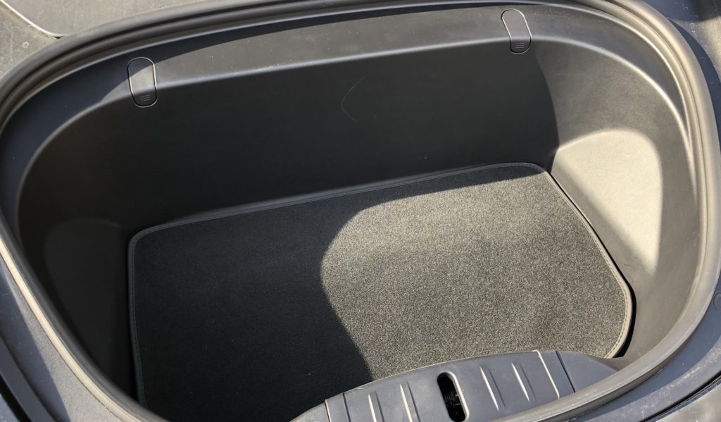 Coffre avant de la Tesla Model 3 // Source : Numerama Coffre avant de la Tesla Model 3 // Source : Numerama