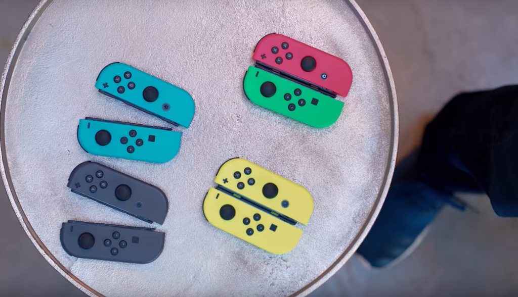 Différents Joy-Con de différentes couleurs // Source : YouTube/Kevin Kenson