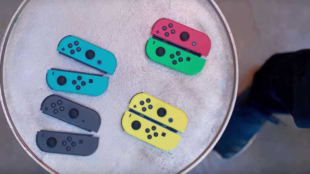 Différents Joy-Con de différentes couleurs // Source : YouTube/Kevin Kenson