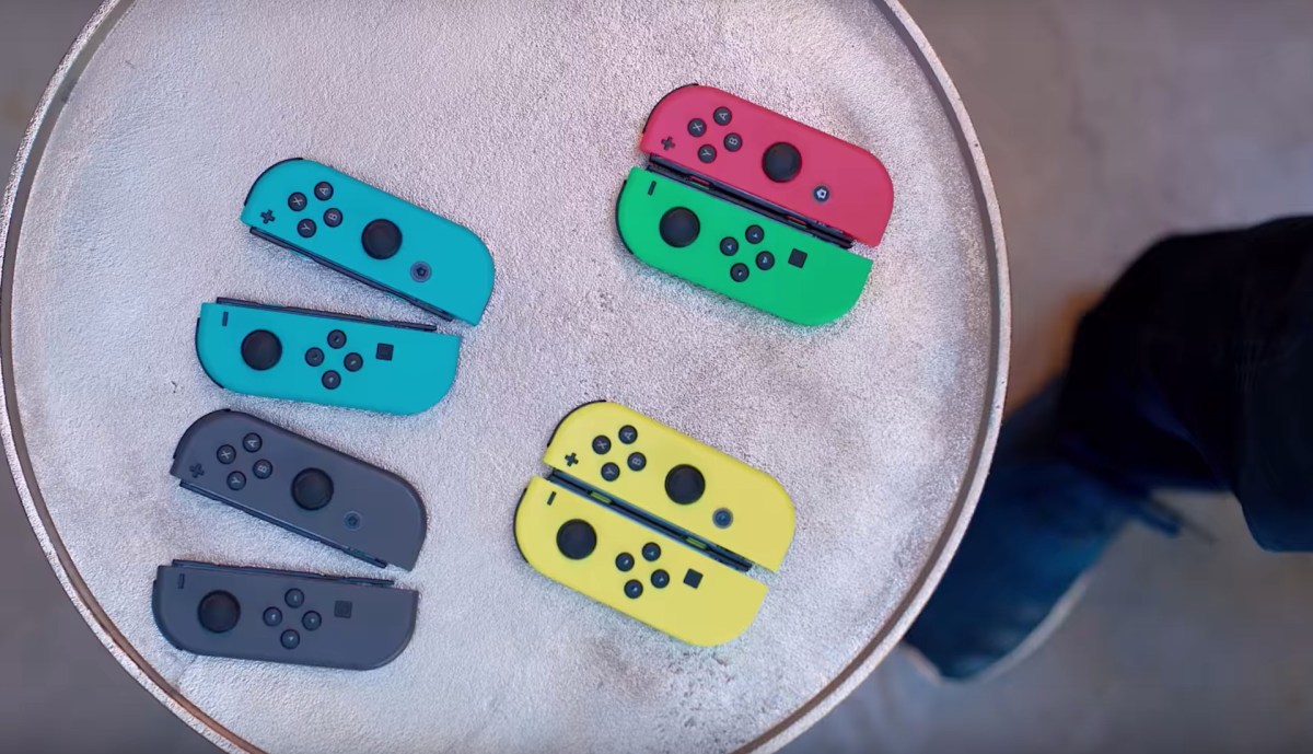 Différents Joy-Con de différentes couleurs // Source : YouTube/Kevin Kenson