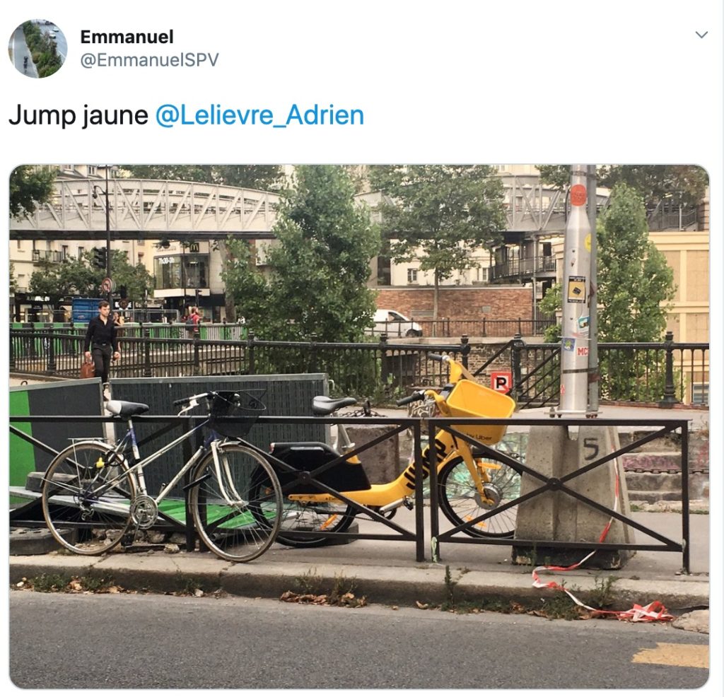 Un vélo jaune vu dans Paris // Source : Twitter/EmmanuelSPV