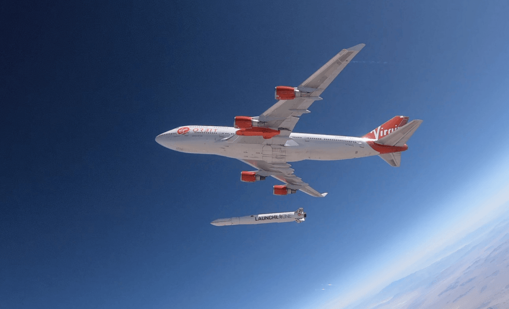 Virgin Orbit veut faire ses lancements depuis des avions, en haute altitude. // Source : Twitter / @Virgin_Orbit