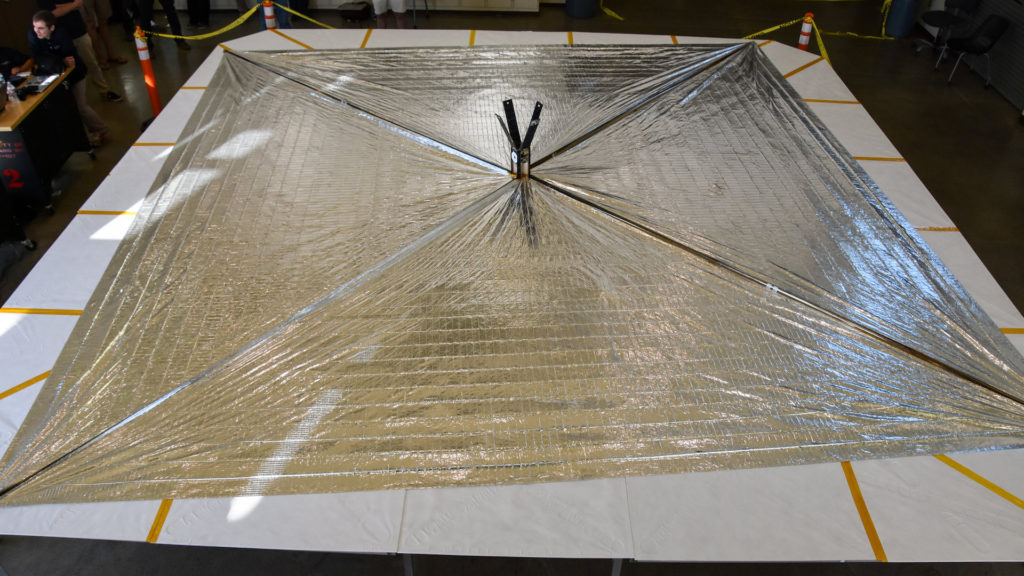 LightSail-2 lors des derniers tests au sol. // Source : Flickr/CC/The Planetary Society (photo recadrée)