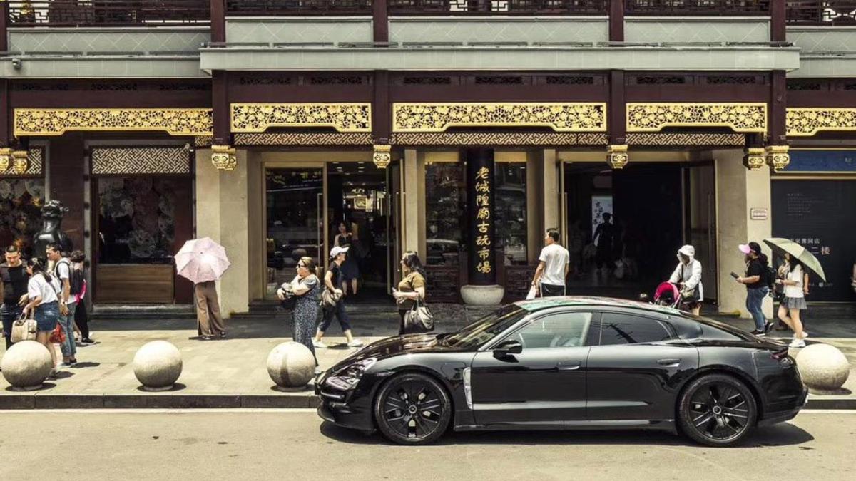 Porsche Taycan à Shanghai  // Source : Porsche