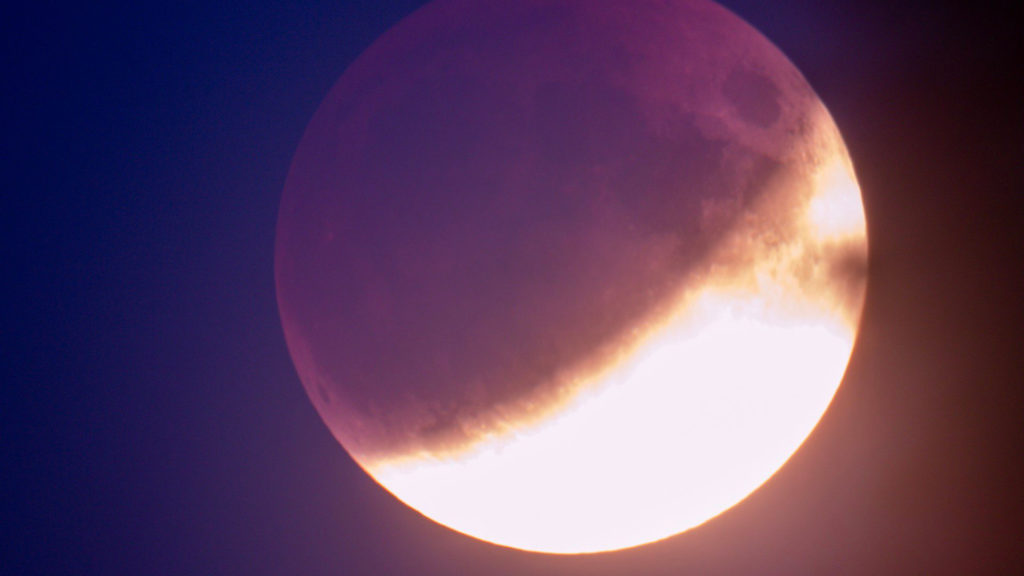 Une photo volontairement surexposée pour permettre de voir l'ombre rougeâtre de la Lune éclipsée. // Source : Flickr/CC/James West (photo recadrée)
