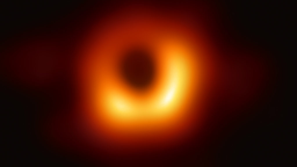 Le trou noir photographié, M87*. // Source : Wikimedia/CC/ESO (photo recadrée et modifiée)