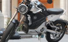 La moto électrique Super Soco TC Max // Source : Louise Audry pour Vroom/Numerama La moto électrique Super Soco TC Max // Source : Louise Audry pour Vroom/Numerama