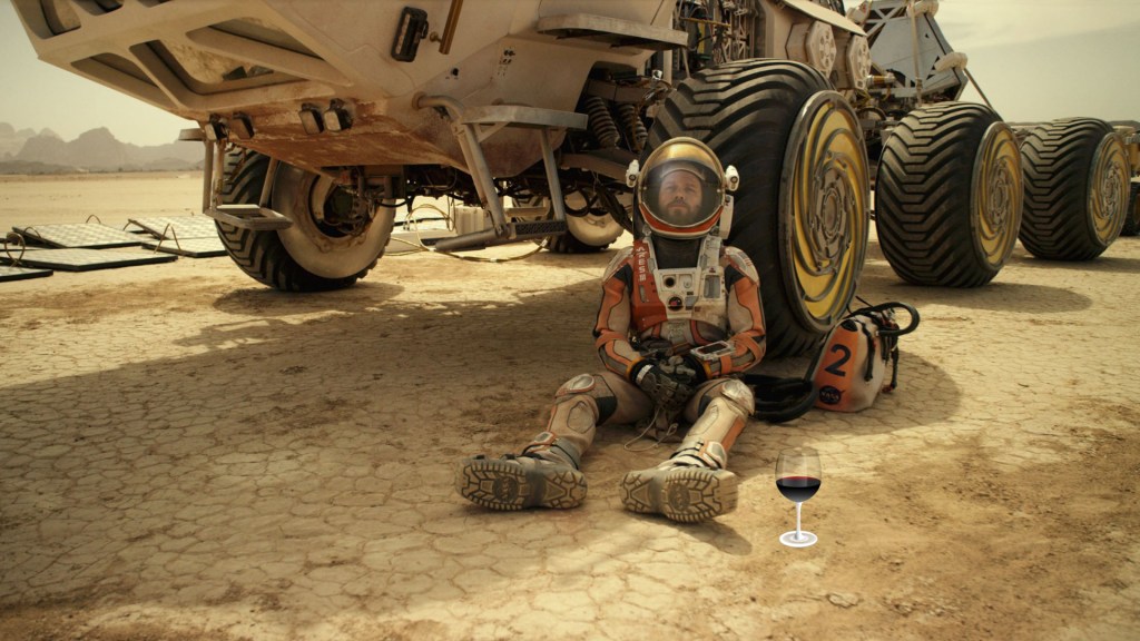 Seul sur Mars, avec du vin rouge. // Source : 20th Century Fox, Public Domain Files, montage Numerama