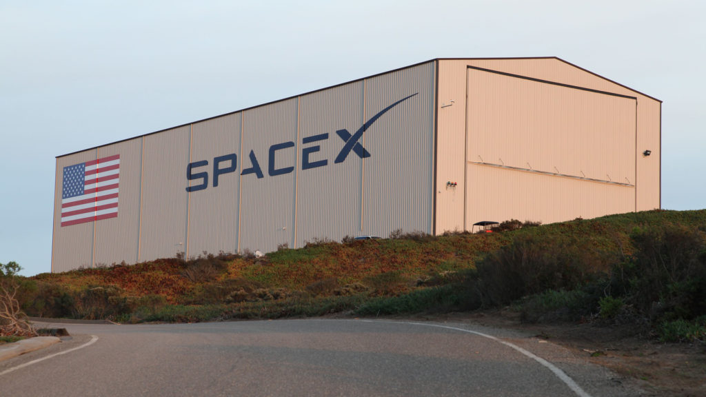 Un hangar de SpaceX. // Source : Pixabay (photo recadrée)