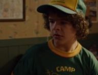 Dustin porte une casquette et un t Shirt « Camp Know Where » dans la saison 3. // Source : Youtube/Netflix