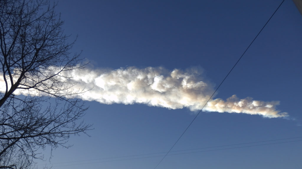 La trace laissée par le superbolide de Tcheliabinsk. // Source : Wikimedia/CC/Uragan. TT (photo recadrée)