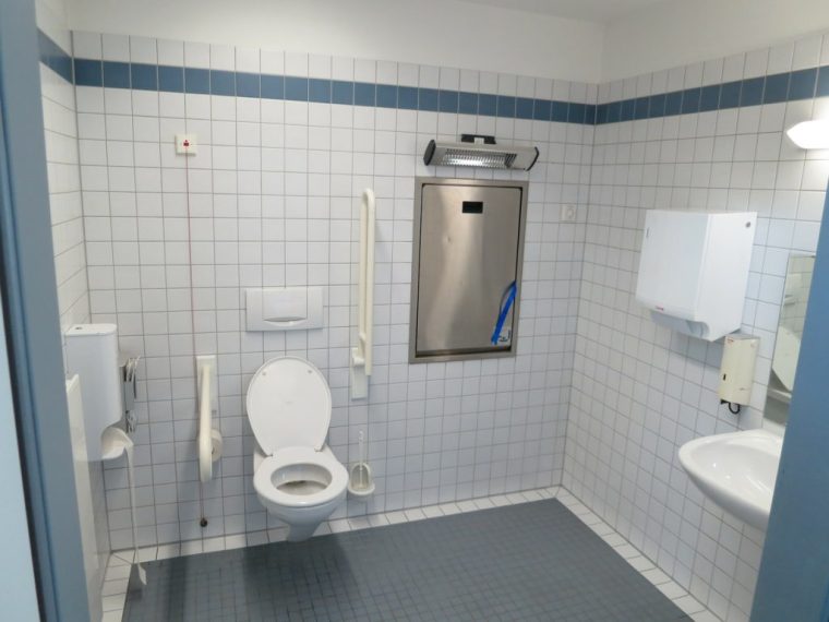 Des toilettes adaptées aux personnes handicapées et PMR ont besoin d'être particulièrement spacieuses. // Source : Pixabay Des toilettes adaptées aux personnes handicapées et PMR ont besoin d'être particulièrement spacieuses. // Source : Pixabay